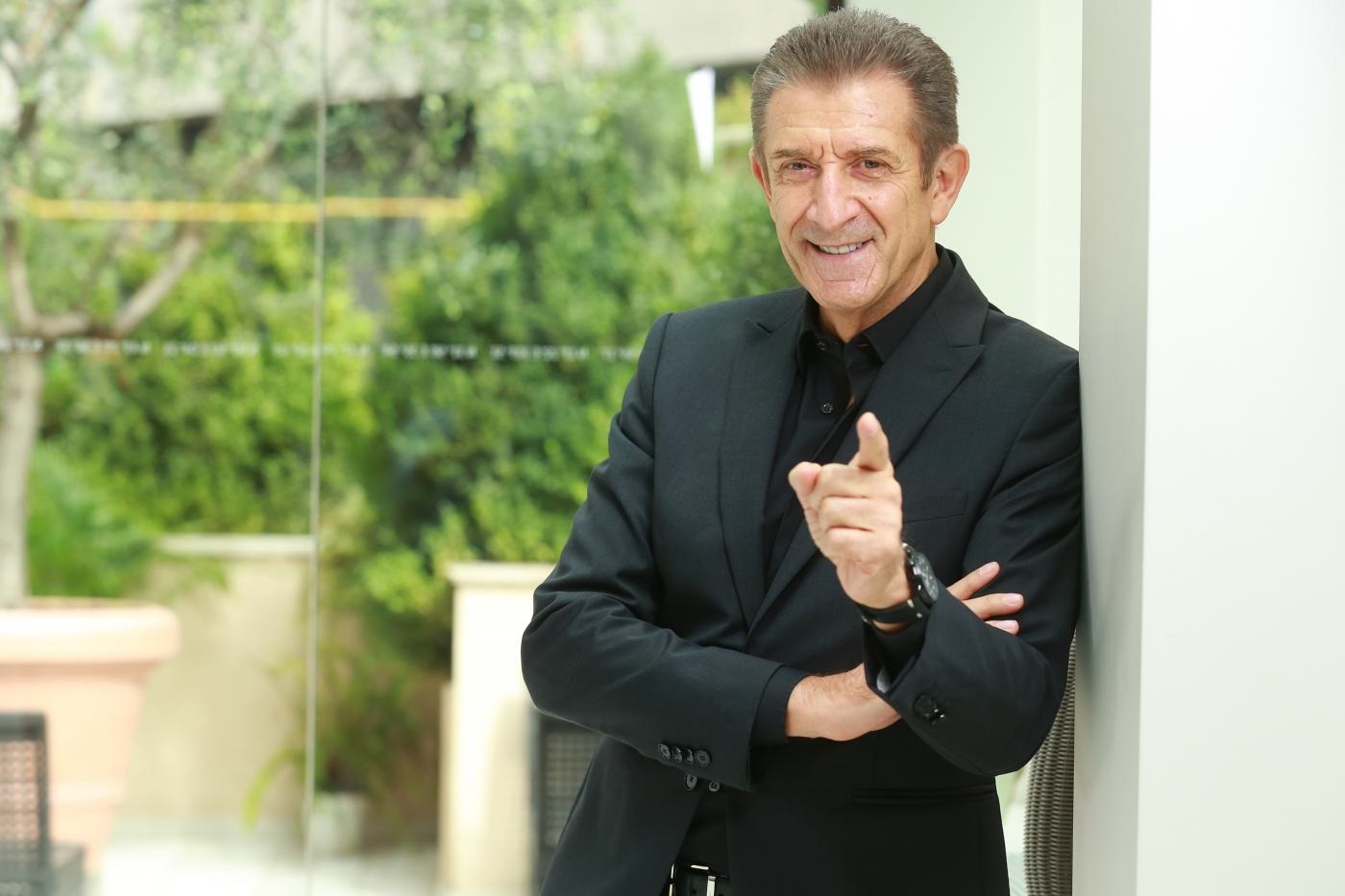 Neonato abbandonato, bufera social su Ezio Greggio