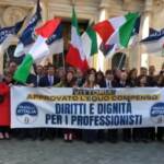 Equo compenso, flash mob Fdi davanti a Montecitorio