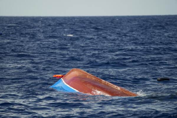 Migranti, nel Mediterraneo si rovescia barcone con 40 a bordo durante il salvataggio