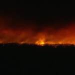 Usa, enorme incendio nel New Jersey: la battaglia dei vigili fuoco