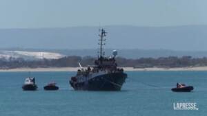 Migranti, la gioia a bordo all’arrivo a Catania
