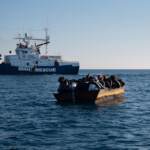Migranti, in 400 ancora in mare su due pescherecci