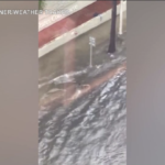 Usa, pioggia torrenziale in Florida: uomo nuota in strada