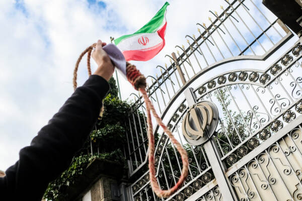 Consegna della petizione de La Stampa all’ Ambasciata dell’Iran contro le condanne a morte e violenze contro i manifestanti