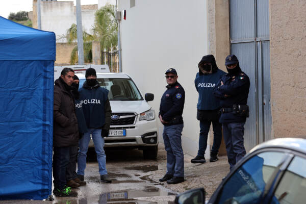 Polizia scientifica nel garage di Vincenzo Luppino figlio dell'autista di Mattia Messina Denaro