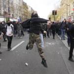 Parigi, 400mila in corteo e 15 fermi