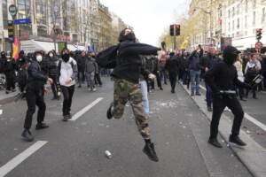 Parigi - Manifestazioni contro la riforma delle pensioni e scontri con le forze dell\'ordine