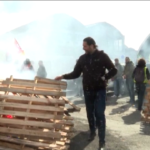 Francia, manifestanti a Parigi appiccano rogo a stazione treni