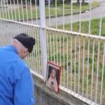 Nuovo striscione e quadro della Madonna per Berlusconi al San Raffaele