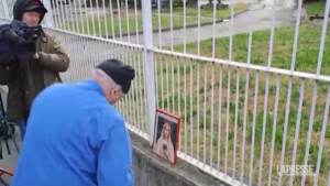 Nuovo striscione e quadro della Madonna per Berlusconi al San Raffaele