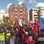 Francia, lavoratori ferroviari protestano nella sede di LVMH