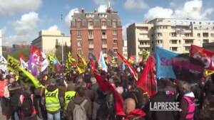 Francia, lavoratori ferroviari protestano nella sede di LVMH