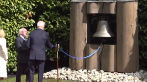 Irlanda, Biden suona la campana della pace a Dublino