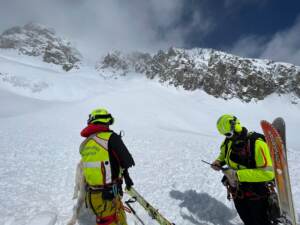 Val d’Aosta, valanga travolge corso guide alpine: dispersi