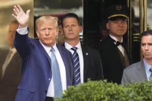 L\'ex presidente Donald Trump saluta mentre lascia il suo appartamento a New York