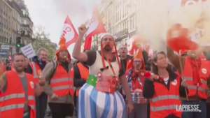 Francia, migliaia di lavoratori protestano a Parigi contro riforma pensioni