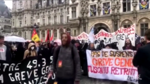 Parigi, manifestanti davanti all’Hotel de Ville contro riforma pensioni