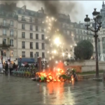 Francia, scontri a Parigi dopo via libera a riforma pensioni