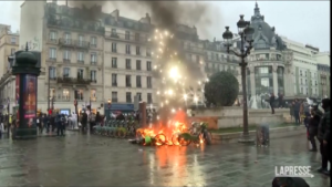 Francia, scontri a Parigi dopo via libera a riforma pensioni
