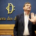 Terzo Polo, Calenda chiede silenzio ai suoi: “Spettacolo indecoroso Iv”