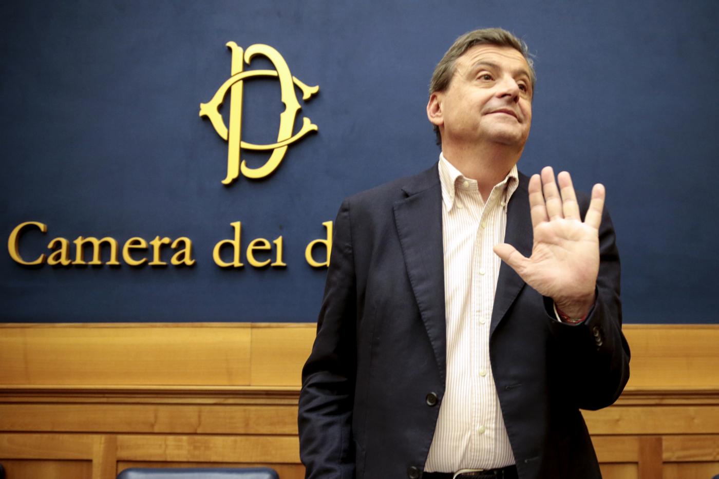 Terzo Polo, Calenda chiede silenzio ai suoi: “Spettacolo indecoroso Iv”