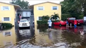 Florida, dopo le devastanti inondazioni l’acqua inizia a ritirarsi