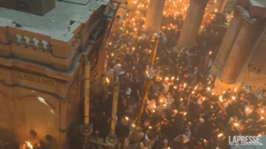 Gerusalemme, cristiani ortodossi celebrano rito del Fuoco Sacro