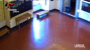 Ruba piastrella da Reggia Caserta: incastrato dalle telecamere