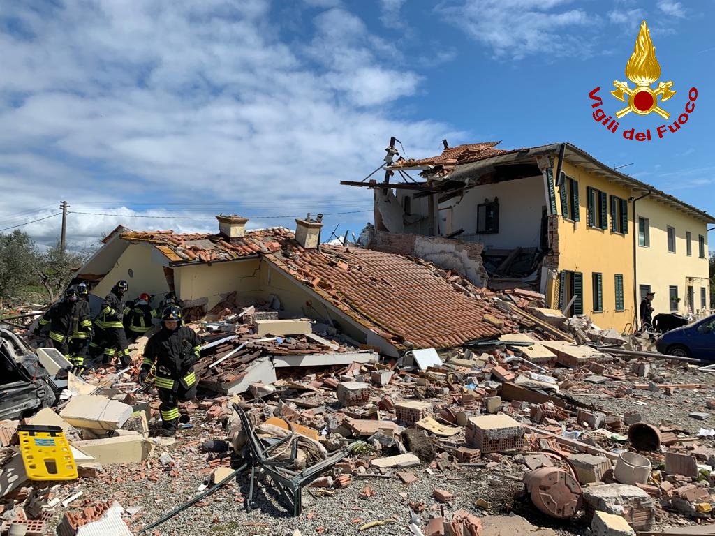 Lucca, esplode palazzina: feriti e dispersi