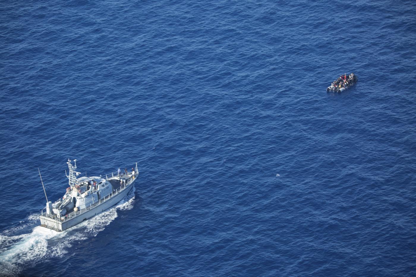 Migranti, soccorso peschereccio con 600 a bordo