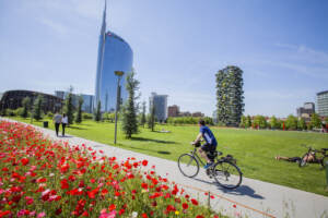Giornata di sole a Milano, persone si rilassano al Parco Bam Biblioteca degli Alberi