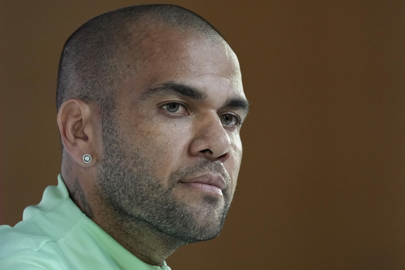 Dani Alves in tribunale per testimoniare, accusato di violenza sessuale Dani Alves in tribunale per testimoniare, accusato di violenza sessuale