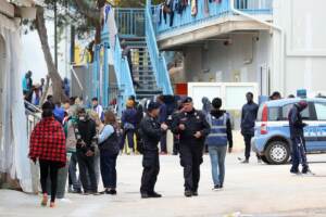 Nell'hotspot di Lampedusa i migranti sono in attesa dell'arrivo della nave da Porto Empedocle