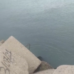 Pescara, tenta suicidio sul molo: anziano salvato dai finanzieri