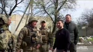 Ucraina, Zelensky visita truppe nel Donetsk