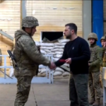 Ucraina, Zelensky premia i soldati al fronte nel Donetsk