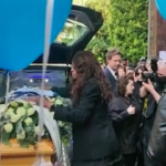 Funerali Ituma, l’ultimo saluto di madre e sorella al feretro
