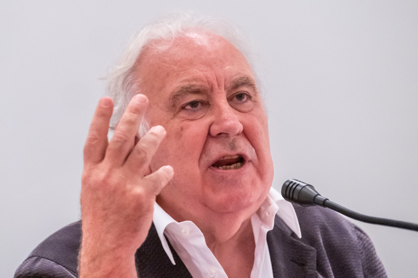 Ucraina, Michele Santoro lancia staffetta contro invio armi LaPresse