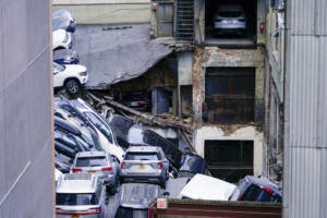 Usa, un morto e 4 feriti nel crollo di un garage a New York