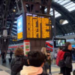 Treno deragliato, cancellazioni e ritardi a Milano