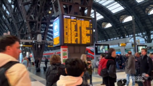 Treno deragliato, cancellazioni e ritardi a Milano