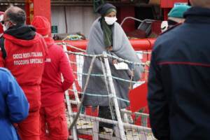 Salerno - 92 migranti sbarcano al porto di Salerno salvati dalla Ong Sos Mediterranee Ocean Viking