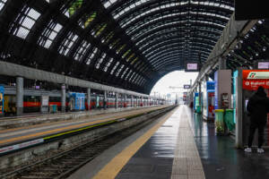 Ritardi alla Stazione Centrale di Milano in seguito al deragliamento di un treno