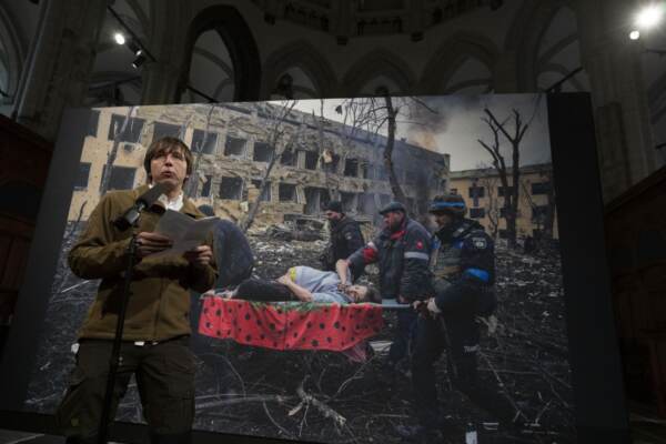 World Press Photo 2023, vince Evgeniy Maloletka per lo scatto che immortala l'assedio di Mariupol