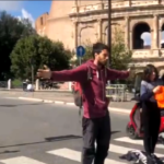 Roma, attivisti Ultima Generazione bloccano traffico a Colosseo