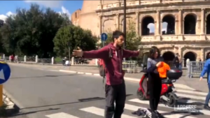 Roma, attivisti Ultima Generazione bloccano traffico a Colosseo