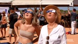 Australia, 20mila persone ammirano l’eclissi solare ibrida