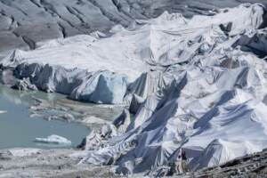 Svizzera, una coperta speciale per tenere al fresco i ghiacciai