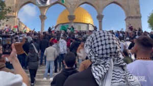 Gerusalemme, folla festeggia la fine del Ramadan