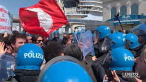 Migranti, a Napoli contestato Piantedosi: lancio ortaggi e cariche polizia